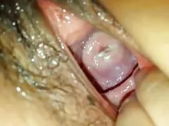 ناپدری و پدربزرگ و مادربزرگش با خوشحالی هیجان زده در خانه هستند و او مطمئناً می خواهد او را لعنتی کند ، اما مثل همیشه او یک بازی رایانه ای بازی می کند و عوضی سوار بر دیک خود می شود و سپس او را در مقابل دختر سوپر کیرتوکون شگفت زده روی نیمکت قرار می دهد.