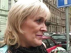 بانوی پر زرق و برق ثروتمند می خواهد بانگ بانگ را با همسر و دوستش کیر در کون زنان امتحان کند و در طی نفوذ مضاعف به ارگاسم پایان دهد