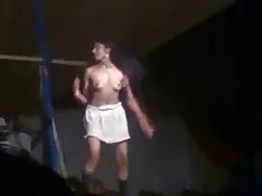 اغواگر شلوار بلوز با یک پسر در یک فروشگاه ملاقات می کند عکس از کیر تو کون و به او اجازه می دهد یک خیار را درست در سالن بکشد و استمناء کند ، سپس آن مرد پسر را به خانه بکشید تا دیک بزرگ خود را در واژن سیری ناخوش بگذارد