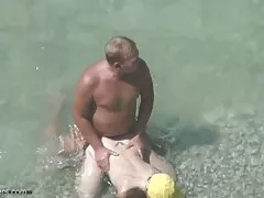 بلوند بیدمشک چشمک زدن چشمی از blowjob خود دوستانه فراموش نشدنی می کند و كير كس كون هنگامی که روغن خود را روغن می کند بعد از رابطه جنسی مقعد را برای از blowjob آماده می کند