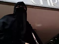 دختر بی حوصله است و کیر کوس و کون تصمیم دارد خودش را راضی کند