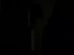 شلخته جوان قبل از جارو کشیدن آن با کون و کیر چوب ، گربه را بدون مو مالش می دهد