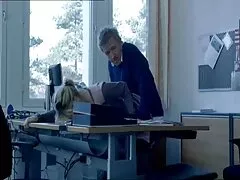 تمیزکننده توالت چندین زن لزبین را در توالت فیلمبرداری کرد و با تماشای اینکه لیوان های یکدیگر را لیس می زنند ، نشان می دهد که آنها سکس کردن کیر در کون گروهی دیوانه را با دیک بزرگ خود تحریک می کنند