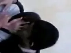 آن کیرتوی کس وکون مرد یک مادر شلوغ را در سوپر مارکت می بیند که با خیار خودارضایی می کند و سعی می کند از او پنهان شود ، اما عوضی او را گرفتار می کند و خروس خود را به سختی می کشد تا او را روی زمین فاک کند تا اینکه او الاغش را با تقدیر بپوشاند.