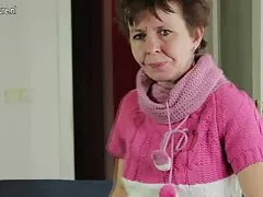 او لباس خرس پوشیده است و عکس کیر کون کس گربه لمس می کند