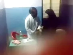 مجری نمایش این شغل را کیر تو کون باحال به دختران می دهد که هرچه سریع تر کارمندان اداری را اغوا کنند و برای تکمیل کار عجله می کنند و بعد از آن همه با مرد خود رابطه جنسی برقرار می کنند.