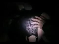 آن مرد دوست دختر خود را در لباس زیر زنانه سکسی می بندد تا بیدمشک خود را با زبانش لیس بزند و هنگامی که از تمایل وحشی او خسته می شود ، او را به نیمکت می برد و یک زن و شوهر كس كير كون از اسباب بازی های جنسی را می گیرد تا در حالی که در رابطه جنسی مقعد لعنتی می کند کلیپ خود را نوازش کند.