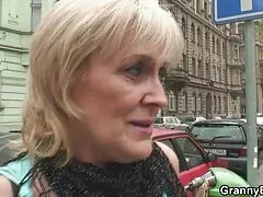 زن مطلقه با مشاعره بزرگ به همراه یکی از دوستان مدرسه استراحت می کند و چندین بار متوجه می شود وقتی او را در حمام می بیند ، تصمیم می گیرد جلوی آن را بگیرد و او را برای رابطه جنسی در آشپزخانه فراخواند ، اما جوجه نمی داند آن جنس چه چیزی را تهدید تصاویر کیر و کون می کند.