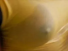 یک نوزاد پرنور روغنی با جوانان کوچک با خوشحالی داخل دیک مرد قرار می گیرد عکسیکیر