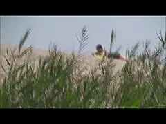 آن مرد دختری را صدا کرد که روی نیمکت در حال خواندن به خانه خود بود و چای می خورد و او را روی میز لعنتی عکس کس و کون و کیر می کرد