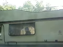همسر بالغ در صندلی می نشیند و کیرکس ممه ویبراتور مهبل واژن خود را تیز می کند